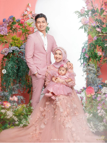10 Ide Pose Foto Keluarga Saat Lebaran yang Kreatif dan Kekinian, Foto Keluarga Lebaran 5 Orang, Foto Lebaran Keluarga Kecil, Foto Lebaran Keluarga yang Kekinian, Foto Lebaran Keluarga dengan 1 Anak, Foto Lebaran Keluarga dengan 2 Anak, Foto Lebaran Keluarga Besar, Foto Lebaran Sendirian atau Berdua