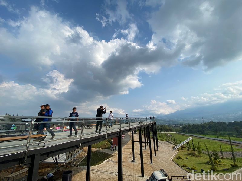 14 Tempat Wisata Malang yang Seru dan Cocok untuk Keluarga, 1. Malang Dreamland, 2. Happy Durian, 3. Kampung Warna-warni Jodipan, 4. Malang Night Paradise, 5. Alun-alun Malang, 6. Taman Nasional Bromo Tengger Semeru, 7. Malang Skyland, 8. Pantai Ngliyep, 9. Pantai Balekambang, 10. Pantai Batu Bengkung, 11. Pantai Tiga Warna, 12. Pantai Teluk Asmara, 13. Hawai Waterpark, 14. Wisata Agro Wonosari