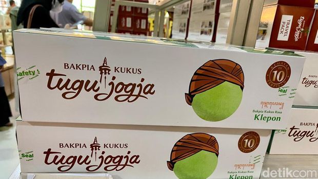 10 Tempat Beli Oleh-oleh Sekitar Malioboro, Murah dan Lengkap, 1. Pasar Beringharjo, 2. Teras Malioboro 1, 3. Bakpia Pathok 25 Pabrik Jaya, 4. Hamzah Batik Malioboro, 5. Pasar Sore Malioboro, 6. Bakpia Kukus Tugu Jogja-Malioboro, 7. Toko Oleh-oleh Khas Jogja Bu Tini, 8. BAKPIAKU Malioboro, 9. Oleh-oleh Kaos Khas Jogja, 10. Oleh-oleh Jogja Bakpia Kukus Tugu Malio17 Pendopo Malioboro