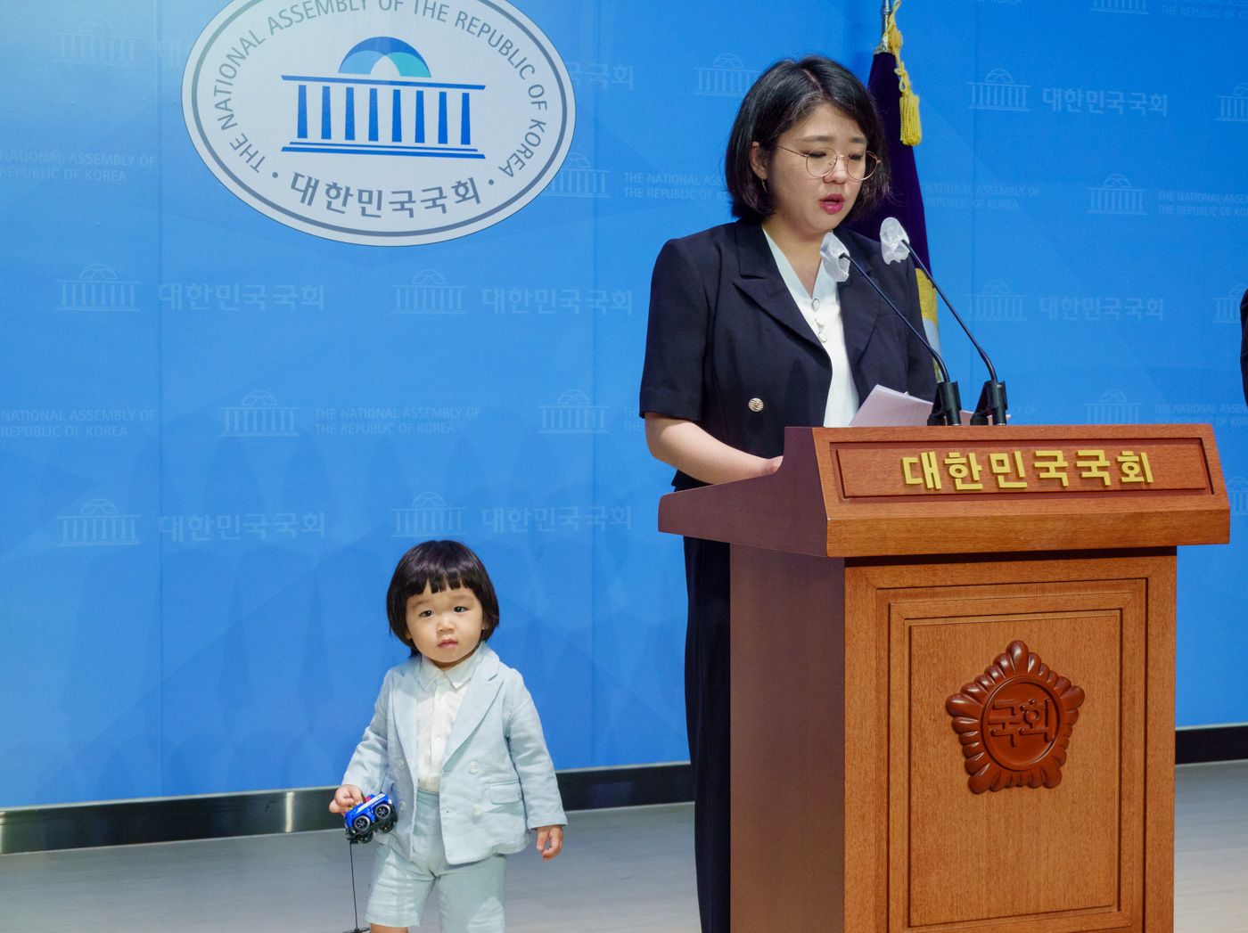 Array,Viral Politisi Korea Konferensi Pers Gendong Anak, Kritik Kebijakan Anti-anak