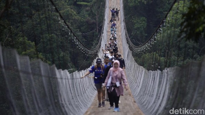 Daya Tarik Situ Gunung Suspension Bridge, Jembatan Gantung Terpanjang di Asia Tenggara, 1. Jembatan Gantung Terpanjang di Asia Tenggara, 2. Panorama Hutan Tropis yang Asri, 3. Akses ke Berbagai Destinasi Wisata Lain, 4. Floating Lodge, 5. Flying Fox, 6. Camping Ground