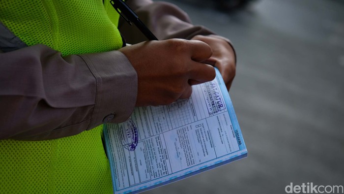 Array,Akal-akalan Pengendara Mobil Mewah Nunggak Pajak, Ditilang Ajak Damai
