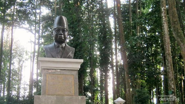 8 Wisata Sejarah di Bandung, Jejak Peninggalan Perjuangan Kemerdekaan, 1. Gedung Sate, 2. Monumen Perjuangan Rakyat Jawa Barat, 3. Goa Belanda dan Goa Jepang, 4. Museum Pos Indonesia, 5. Museum Mandala Wangsit Siliwangi, 6. Gedung Merdeka, 7. Taman Sejarah Bandung, 8. Penjara Banceuy Soekarno