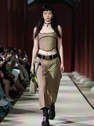 Array,10 Brand Fashion Mewah Paling Populer di Dunia, LV Urutan Pertama