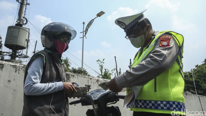 Array,Tilang Manual Disangka Cari Duit, Polisi Baru Nyetop Sudah Dicurigai