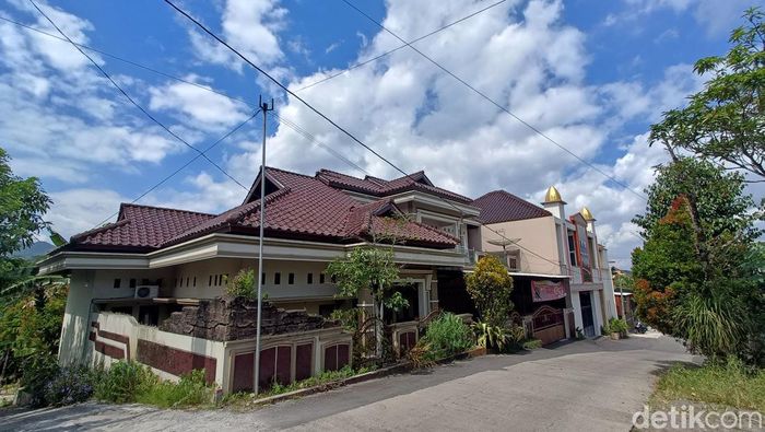 Array,Kisah Kampung Janda di Purbalingga, Tinggal di Rumah Mewah Bak Istana