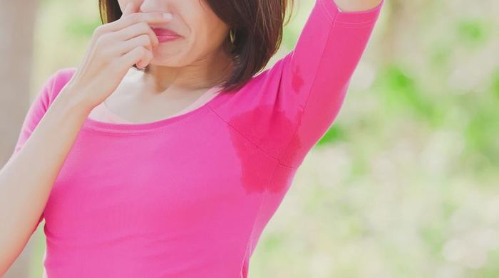 Top 7+ Tips Cegah Bau Badan Saat Traveling, Simak beberapa cara menghindari bau badan saat traveling:, 1. Gunakan sabun antibakteri, 2. Gunakan deodoran dan antiperspiran, 3. Bawa tisu basah, 4. Kenakan pakaian yang tidak gerah, 5. Bawa pakaian ganti, 6. Gunakan parfum, 7. Perhatikan asupan makanan