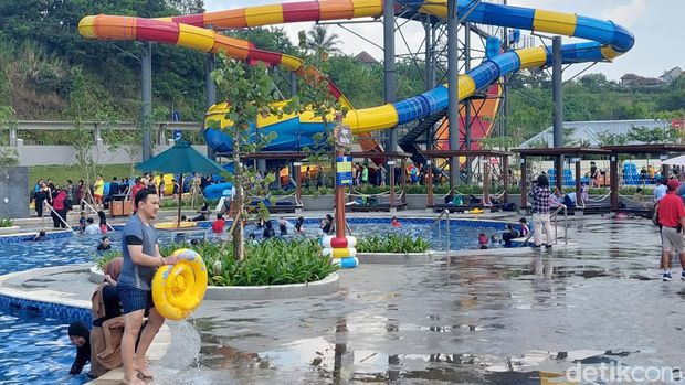 Top 8+ Destinasi Wisata Petualangan di Bandung, Cocok Bareng Teman dan Keluarga, 1. Trans Studio Bandung, 2. Wahoo Waterworld, 3. Pesona Nirwana Waterpark, 4. Tebing Keraton, 5. The Great Asia Africa, 6. Pandora Experience Bandung, 7. Dago Dreampark, 8. Kawah Putih Ciwidey