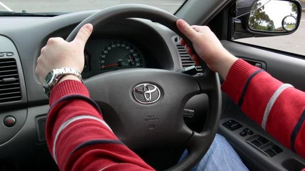 Array,Kebiasaan Baru Anak Muda di Mobil: Nyetir Sambil TikTok-an