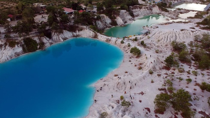 5 Destinasi yang Lebih Seru dari Bali tapi Belum Diketahui, 1. Danau Labuan Cermin, 2. Kepulauan Kei, 3. Wisata Bukit Pelalangan, 4. Danau Kaolin, 5. Kawasan Argapura