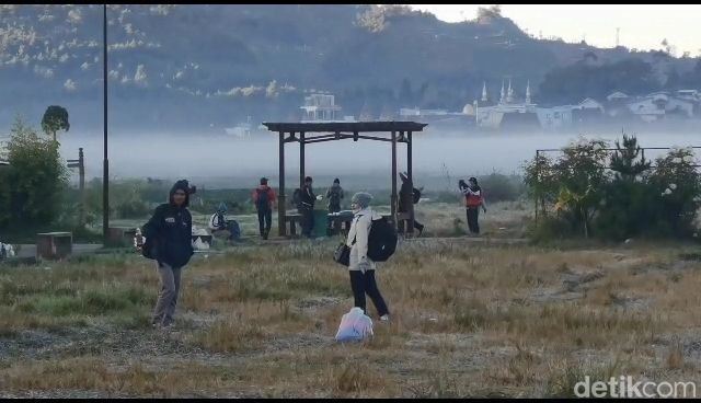 5 Wisata Pegunungan Yang Tidak Kalah Menarik dari Bromo, Gunung Rinjani, Gunung Semeru, Dataran Tinggi Dieng, Gunung Kelimutu, Kawah Ijen