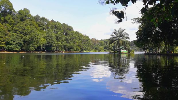 10 Tempat Ngabuburit Asyik di Bogor, Mau ke Taman atau Berburu Takjil?, 1. Alun-alun Kota Bogor, 2. Pusat Takjil Bangbarung, 3. Kebun Raya Bogor, 4. Taman Kencana, 5. Jalan Surya Kencana, 6. Ruko Taman Yasmin, 7. Kawasan Air Mancur, 8. Masjid Raya Bogor, 9. Taman Budaya Sentul City, 10. Situ Gede
