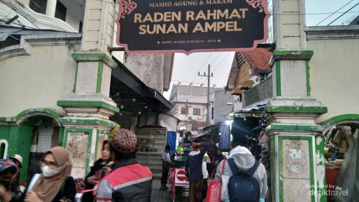 Top 5+ Wisata Religi Terkenal di Surabaya buat Ramadan, 1. Masjid Al-Akbar Surabaya, 2. Masjid Cheng Hoo, 3. Makam Sunan Ampel, 4. Kampung Santri Ndresmo, 5. Makam Sunan Bungkul