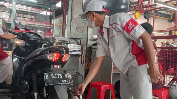 Array,Rupiah Loyo, Harga Suku Cadang-Ongkos Servis Motor Honda Naik!