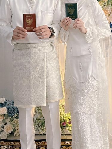 4 Detail Pernikahan Larissa Chou, Tampil dengan Hijab Pengantin ala Melayu, 1. Hijab layer syar'i, 2. Busana, 3. Dekorasi pernikahan, 4. Riasan makeup
