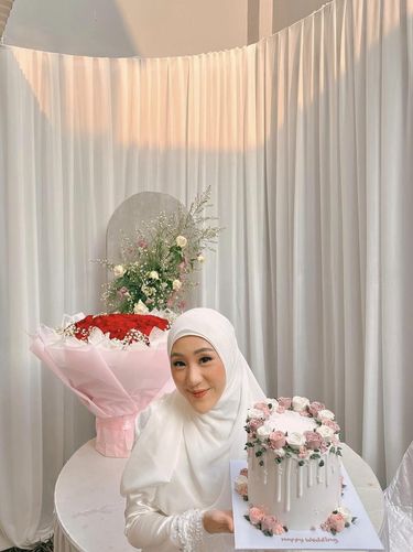4 Detail Pernikahan Larissa Chou, Tampil dengan Hijab Pengantin ala Melayu, 1. Hijab layer syar'i, 2. Busana, 3. Dekorasi pernikahan, 4. Riasan makeup