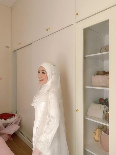 4 Detail Pernikahan Larissa Chou, Tampil dengan Hijab Pengantin ala Melayu, 1. Hijab layer syar'i, 2. Busana, 3. Dekorasi pernikahan, 4. Riasan makeup