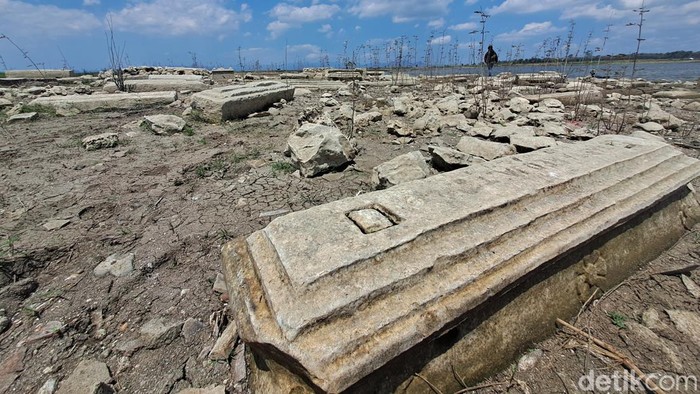 5 Fakta Waduk Gajah Mungkur, Ada di Wonogiri, Simpan Kompleks Makam, 1. Waduk terbesar Jateng, 2. Dibangun dengan menggusur desa, 3. Terdapat makam di dasarnya, 4. Dibangun untuk mengatasi banjir dan penampung air