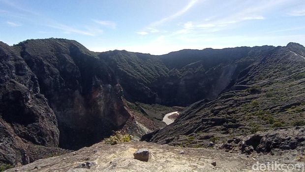 Array,Sejarah Gunung Ciremai: Kisah Mistis dan Keindahan Alam yang Memukau