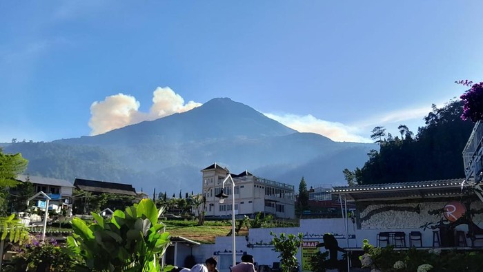 Fakta Gunung Lawu, Lokasi Race Trail Run Siksorogo Lawu Ultra, 1. berada di Dua Provinsi, 2. Status Gunung Berapi Aktif, 3. Memiliki Lima Jalur Pendakian, 4. Visual Puncak yang Ikonik, 5. Keberadaan 2 Kompleks Candi, 6. Keberadaan Jalak Lawu, 7. Destinasi di Kaki Gunung Lawu