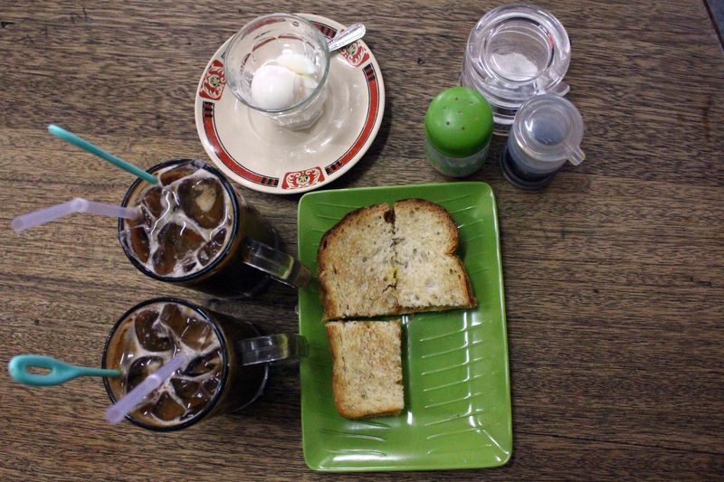 Nostalgia di 5 Warung Kopi Tradisional Legendaris Medan hingga Bandung, 1. Kopi Warung Tinggi PD, 2. Kedai Kopi Kim Teng,   3. Kedai Kopi Apek, 4. Warung Kopi Purnama, 5. Warung Kopi Solong