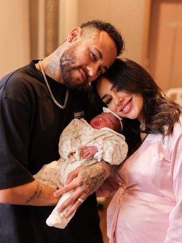 Array,Pacar Neymar Tanggapi Spekulasi Pernikahan: "Kami Sudah Menikah"