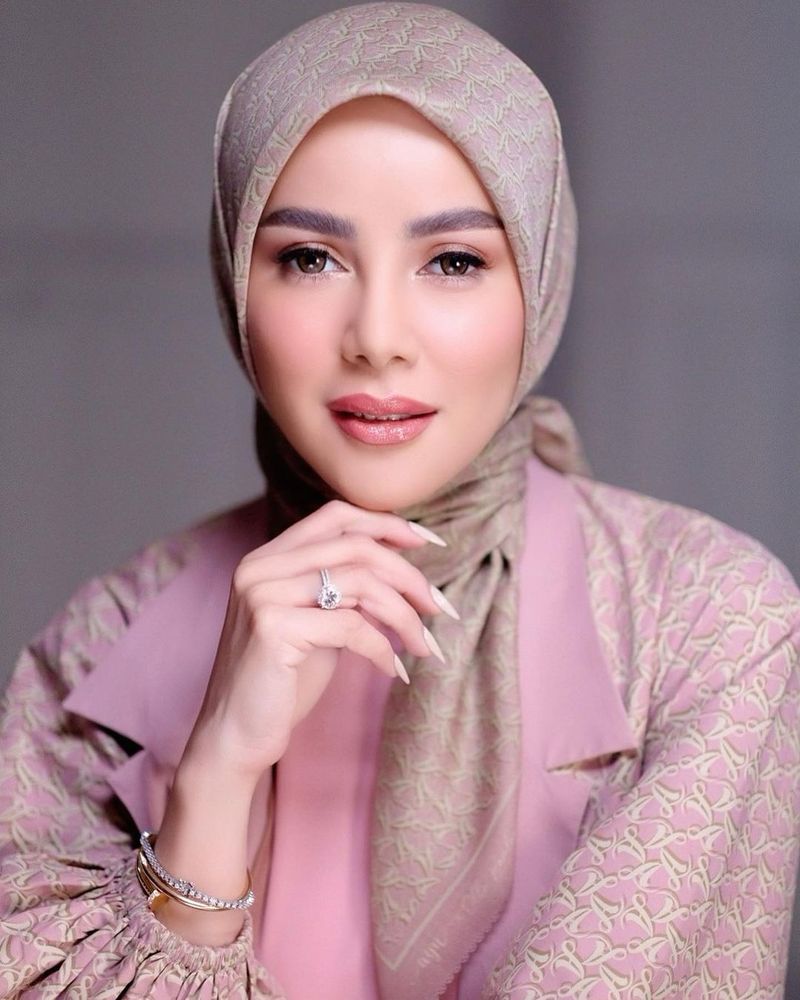 Array,Most Popular: Gaya Olla Ramlan yang Kini Putuskan Lepas Hijab