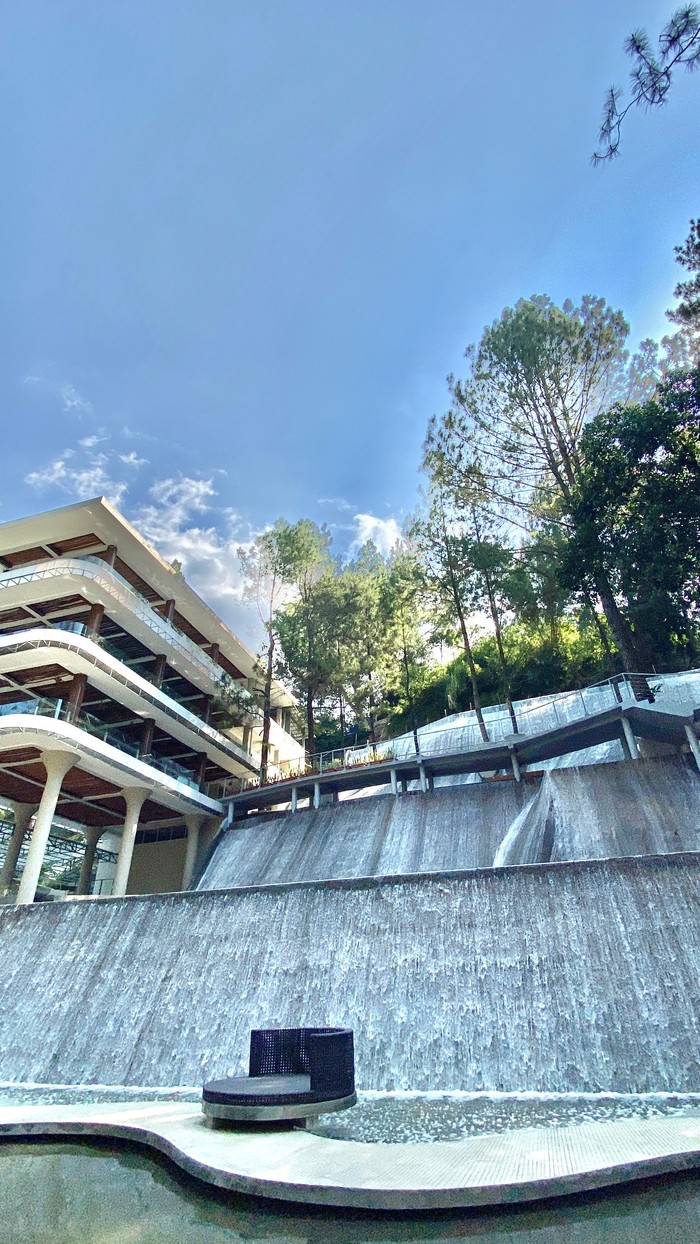 12 Rekomendasi Tempat Wisata Keluarga Paling Hits di Bogor 2026, 1. Enchanting Valley, 2. The Nice Playland Gunung Geulis, 3. Hidden Dragon Hill (Bukit Naga Tersembunyi), 4. Minimania Puncak Bogor, 5. Goa Lalay, 6. De Valais Garden, 7. Nicole's River Park, 8. Melrimba Garden, 9. Kampung Tokyo (Desa Malasari), 10. Situ Front City (Situ Cikaret Expansion), 11. Kebun Raya Cibodas (The New Glasshouse), 12. HeHa Waterfall Bogor
