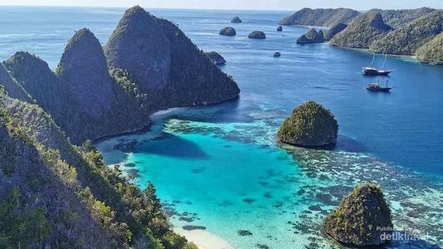 Top 10+ Wisata Alam Terbaik di Indonesia, Tersebar dari Barat ke Timur, 1. Labuan Bajo, 2. Gunung Bromo, 3. Raja Ampat, 4. Kepulauan Derawan, 6. Candi Borobudur, 7. Kepulauan Gili, 8. Danau Toba, 9. Kepulauan Wakatobi, 10. Tanjung Kelayang
