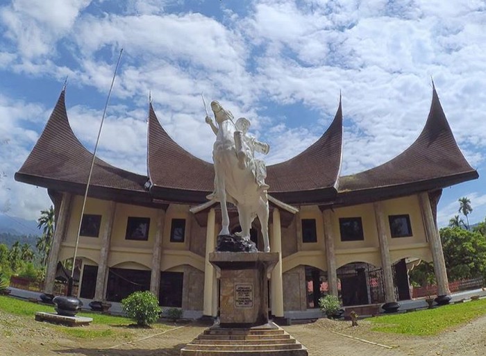 17 Destinasi Wisata dengan Nama Pahlawan Nasional, Ada yang Tersembunyi, 1. Pantai Kartini di Jepara, 2. Kompleks Taman Ismail Marzuki (TIM) di Jakarta, 3. Pulau Hatta di Maluku, 4. Museum Kartini di Jepara, 5. Museum Tuanku Imam Bonjol di Padang, Sumatra Barat, 6. Puncak Soemantri di Papua, 7. Puncak Soekarno di Papua Tengah, 8. Pulau Yos Sudarso di Papua Selatan, 9. Monumen Pahlawan Seribu Mohammad Husni Thamrin di Jakarta, 10. Museum Ki Hajar Dewantara di Yogyakarta, 11. Taman Cut Meutia di Jakarta, 12. Taman Pahlawan Otto Iskandar Dinata di Bandung, 13. Monumen Dewi Sartika di Bandung, 14. Museum Jenderal Sudirman di Banyumas, 15. Museum Pangeran Diponegoro di Magelang, 16. Taman Bung Karno di Klaten, 17. Museum WR Soepratman di Surabaya