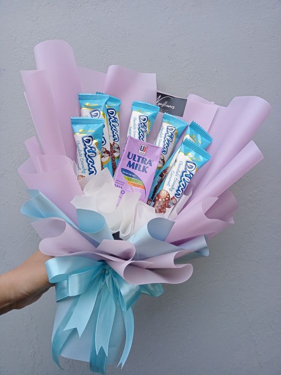 12 Contoh Buket Snack Simpel dan Murah, Tapi Beri Kesan Mewah, 1. Buket Snack Serba Pink, 2. Buket Snack Aneka Coklat, 3. Buket Snack Wafer Roll Coklat, 4. Buket Snack Pink Hitam, 5. Buket Snack Lilac dan Biru Muda, 6. Buket Snack Serba Ungu, 7. Buket Snack Jumbo, 8. Buket Snack Sederhana, 9. Buket Snack Biru Hitam, 10. Buket Snack Murah Meriah, 11. Buket Snack Serba Hijau, 12. Buket Snack Ungu Hitam