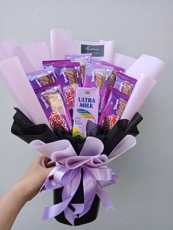 12 Contoh Buket Snack Simpel dan Murah, Tapi Beri Kesan Mewah, 1. Buket Snack Serba Pink, 2. Buket Snack Aneka Coklat, 3. Buket Snack Wafer Roll Coklat, 4. Buket Snack Pink Hitam, 5. Buket Snack Lilac dan Biru Muda, 6. Buket Snack Serba Ungu, 7. Buket Snack Jumbo, 8. Buket Snack Sederhana, 9. Buket Snack Biru Hitam, 10. Buket Snack Murah Meriah, 11. Buket Snack Serba Hijau, 12. Buket Snack Ungu Hitam