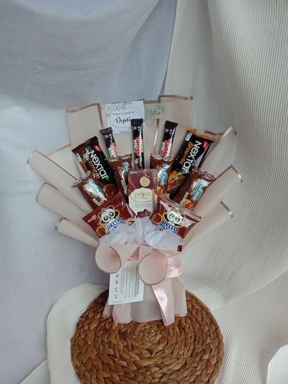 12 Contoh Buket Snack Simpel dan Murah, Tapi Beri Kesan Mewah, 1. Buket Snack Serba Pink, 2. Buket Snack Aneka Coklat, 3. Buket Snack Wafer Roll Coklat, 4. Buket Snack Pink Hitam, 5. Buket Snack Lilac dan Biru Muda, 6. Buket Snack Serba Ungu, 7. Buket Snack Jumbo, 8. Buket Snack Sederhana, 9. Buket Snack Biru Hitam, 10. Buket Snack Murah Meriah, 11. Buket Snack Serba Hijau, 12. Buket Snack Ungu Hitam