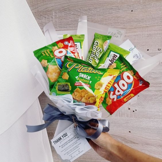12 Contoh Buket Snack Simpel dan Murah, Tapi Beri Kesan Mewah, 1. Buket Snack Serba Pink, 2. Buket Snack Aneka Coklat, 3. Buket Snack Wafer Roll Coklat, 4. Buket Snack Pink Hitam, 5. Buket Snack Lilac dan Biru Muda, 6. Buket Snack Serba Ungu, 7. Buket Snack Jumbo, 8. Buket Snack Sederhana, 9. Buket Snack Biru Hitam, 10. Buket Snack Murah Meriah, 11. Buket Snack Serba Hijau, 12. Buket Snack Ungu Hitam