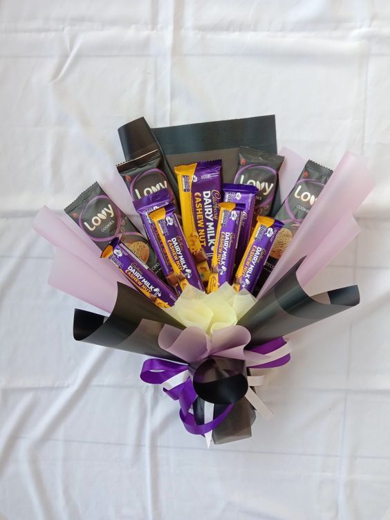 12 Contoh Buket Snack Simpel dan Murah, Tapi Beri Kesan Mewah, 1. Buket Snack Serba Pink, 2. Buket Snack Aneka Coklat, 3. Buket Snack Wafer Roll Coklat, 4. Buket Snack Pink Hitam, 5. Buket Snack Lilac dan Biru Muda, 6. Buket Snack Serba Ungu, 7. Buket Snack Jumbo, 8. Buket Snack Sederhana, 9. Buket Snack Biru Hitam, 10. Buket Snack Murah Meriah, 11. Buket Snack Serba Hijau, 12. Buket Snack Ungu Hitam