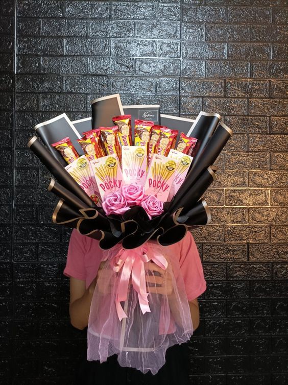 12 Contoh Buket Snack Simpel dan Murah, Tapi Beri Kesan Mewah, 1. Buket Snack Serba Pink, 2. Buket Snack Aneka Coklat, 3. Buket Snack Wafer Roll Coklat, 4. Buket Snack Pink Hitam, 5. Buket Snack Lilac dan Biru Muda, 6. Buket Snack Serba Ungu, 7. Buket Snack Jumbo, 8. Buket Snack Sederhana, 9. Buket Snack Biru Hitam, 10. Buket Snack Murah Meriah, 11. Buket Snack Serba Hijau, 12. Buket Snack Ungu Hitam