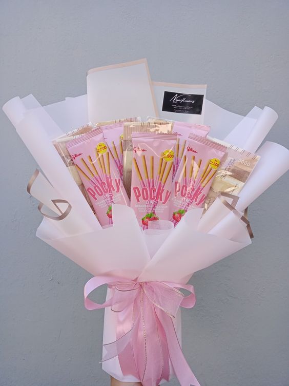 12 Contoh Buket Snack Simpel dan Murah, Tapi Beri Kesan Mewah, 1. Buket Snack Serba Pink, 2. Buket Snack Aneka Coklat, 3. Buket Snack Wafer Roll Coklat, 4. Buket Snack Pink Hitam, 5. Buket Snack Lilac dan Biru Muda, 6. Buket Snack Serba Ungu, 7. Buket Snack Jumbo, 8. Buket Snack Sederhana, 9. Buket Snack Biru Hitam, 10. Buket Snack Murah Meriah, 11. Buket Snack Serba Hijau, 12. Buket Snack Ungu Hitam