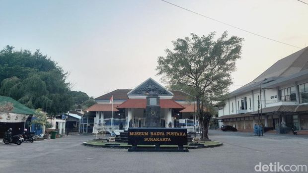 10 Wisata di Solo yang Ramah Anak, Ada Taman-Museum, 1. Taman Balekambang Solo, 2. Museum Radya Pustaka, 3. Taman Sriwedari, 4. Solo Safari, 5. Alun-alun Kidul Surakarta, 6. Taman Cerdas Soekarno-Hatta Jebres, 7. Benteng Vastenburg, 8. Taman Bendungan Tirtonadi, 9. Ngarsopuro Night Market, 10. Taman Sunan Jogo Kali