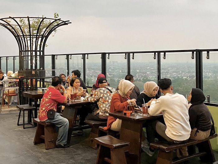 Top 10+ Tempat Nongkrong di Depok yang Asyik Buat Ngopi Bareng Teman, 1. Kafe Temu Kamu, 2. Kopi Kotak, 3. Walking Drums, 4. Siliwangi Coffee Space, 5. Oi Coffee &amp; Eatery, 6. Tamelo Atap Cafe, 7. Kopi Nako, 8. Rest For Sure, 9. Toko Kopi Tuku, 10. Ol' Pops Coffee