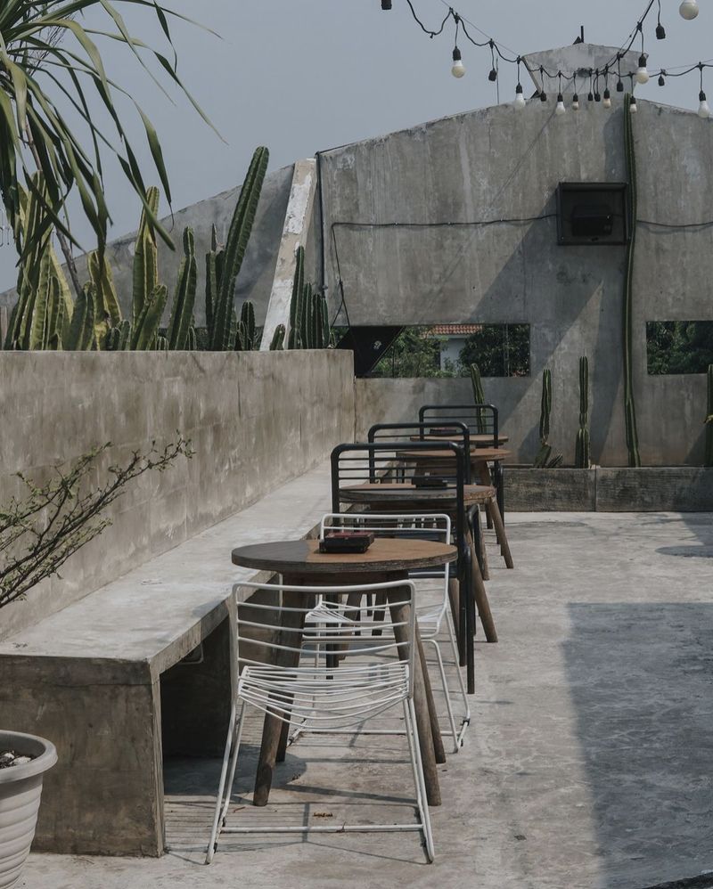 Top 10+ Tempat Nongkrong di Depok yang Asyik Buat Ngopi Bareng Teman, 1. Kafe Temu Kamu, 2. Kopi Kotak, 3. Walking Drums, 4. Siliwangi Coffee Space, 5. Oi Coffee &amp; Eatery, 6. Tamelo Atap Cafe, 7. Kopi Nako, 8. Rest For Sure, 9. Toko Kopi Tuku, 10. Ol' Pops Coffee