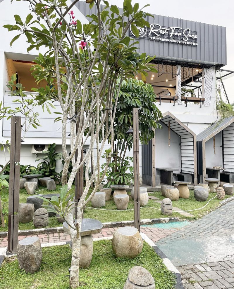 Top 10+ Tempat Nongkrong di Depok yang Asyik Buat Ngopi Bareng Teman, 1. Kafe Temu Kamu, 2. Kopi Kotak, 3. Walking Drums, 4. Siliwangi Coffee Space, 5. Oi Coffee &amp; Eatery, 6. Tamelo Atap Cafe, 7. Kopi Nako, 8. Rest For Sure, 9. Toko Kopi Tuku, 10. Ol' Pops Coffee