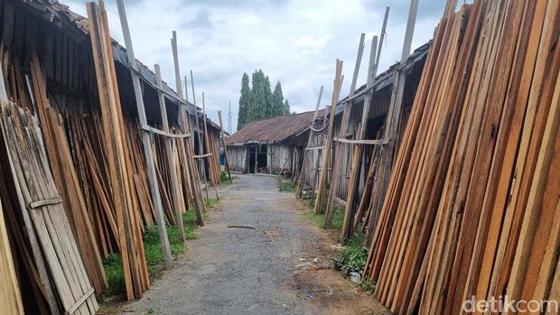 7 Wisata Populer di Muntilan Magelang, Tempat Syuting Gadis Kretek, 1. Pasar Kayu Muntilan, 2. Candi Ngawen, 3. Klenteng Hok An Kiong, 4. Museum Misi Muntilan, 5. Makam Gunungpring, 6. Taman Seribu Cinta, 7. Javanica Park