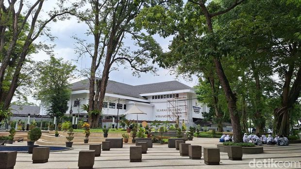 8 Wisata Sejarah di Bandung, Jejak Peninggalan Perjuangan Kemerdekaan, 1. Gedung Sate, 2. Monumen Perjuangan Rakyat Jawa Barat, 3. Goa Belanda dan Goa Jepang, 4. Museum Pos Indonesia, 5. Museum Mandala Wangsit Siliwangi, 6. Gedung Merdeka, 7. Taman Sejarah Bandung, 8. Penjara Banceuy Soekarno