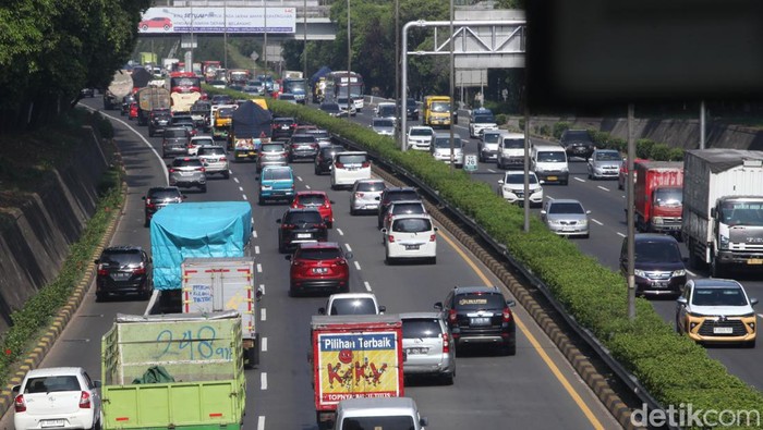 Array,2,9 Juta Kendaraan Diprediksi Bergerak Keluar Jakarta saat Libur Nataru