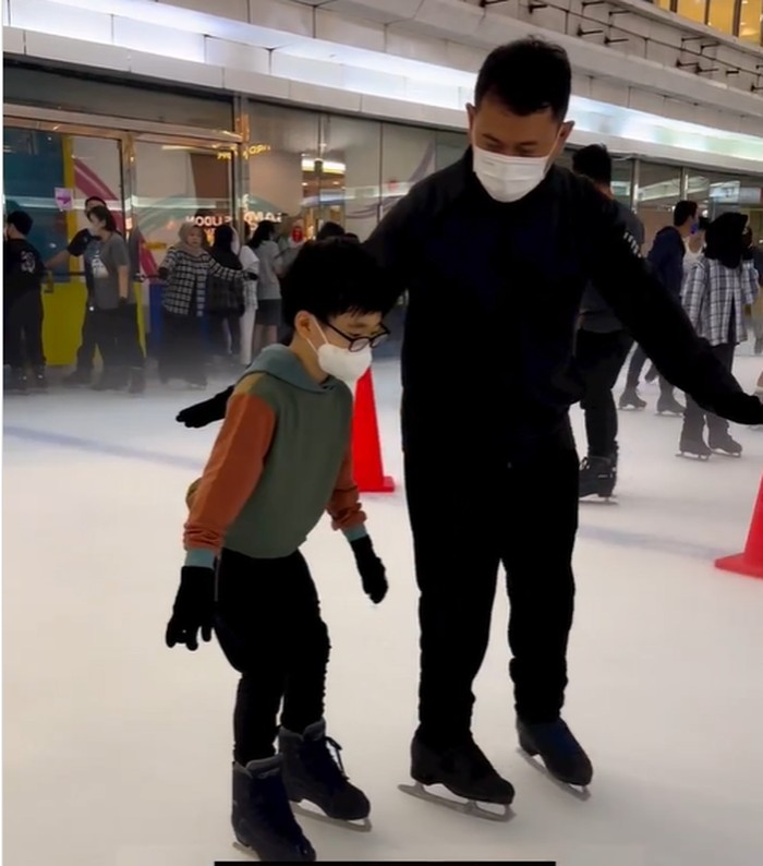 Array,Fasilitas dan Harga Main Ice Skating Taman Anggrek