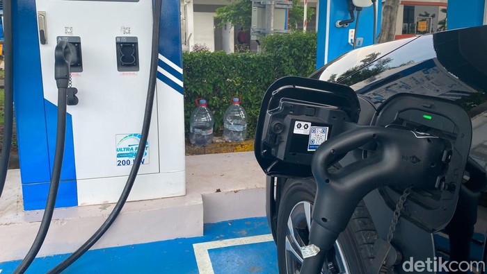Array,Mobil Listrik Tanpa Insentif: Harga Naik, Penjualan Bisa Anjlok
