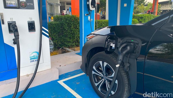 Array,Jawa Barat Bakal Tarik Pajak Mobil-Motor Listrik, KDM: Kan Pakai Jalan