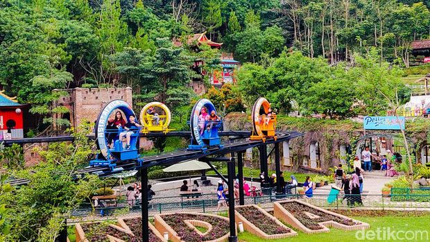 Top 8+ Destinasi Wisata Petualangan di Bandung, Cocok Bareng Teman dan Keluarga, 1. Trans Studio Bandung, 2. Wahoo Waterworld, 3. Pesona Nirwana Waterpark, 4. Tebing Keraton, 5. The Great Asia Africa, 6. Pandora Experience Bandung, 7. Dago Dreampark, 8. Kawah Putih Ciwidey
