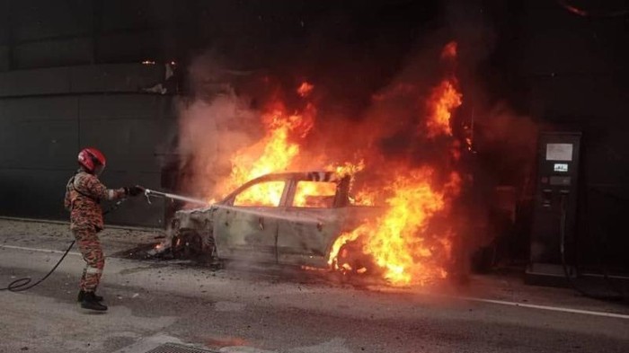 Array,Beda Penanganan, Rano Karno Minta Tim Damkar Siap Hadapi Kebakaran EV