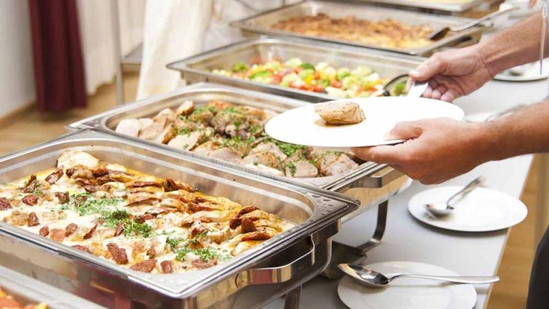 5 Tips Konsumsi Daging Kurban saat Idul Adha Agar Tetap Aman dan Sehat, 1. Atur Porsi Daging Sesuai Telapak Tangan, 2. Pilih Cara Pengolahan yang Lebih Sehat, 3. Hindari Konsumsi Berlebihan, 4. Pilih Potongan Daging yang Lebih Rendah Lemak, 5. Imbangi dengan Sayur dan Sumber Protein Nabati
